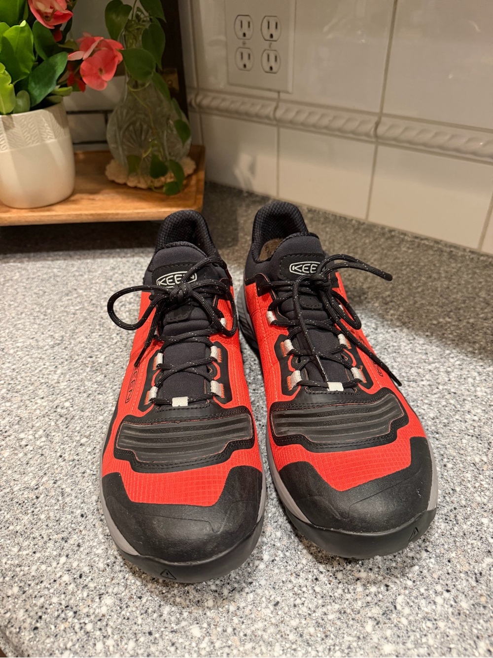 Keen Men's Red and Black Low-Top Sneakers Water Resistant Sz 13 - Picture 2 of 5
